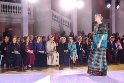 Матвиенко посетила показ одежды на форуме «Содружество моды»