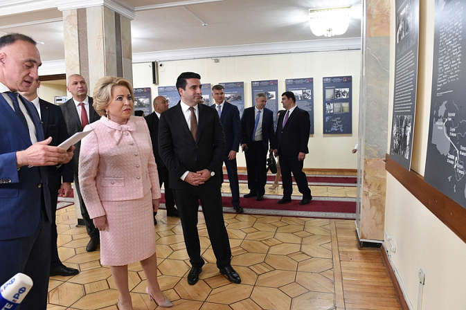 председатель сф валентина матвиенко осмотрела выставку путь в санаин. история одного детдома