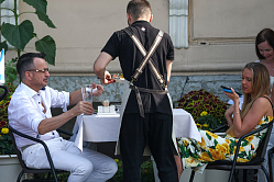 52% мужчин в России считают оплату счёта на свидании своей обязанностью