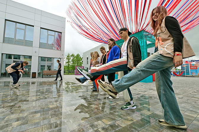 молодые весёлые люди студенты 