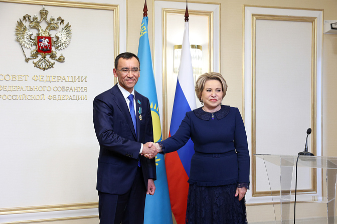 председатель сф валентина матвиенко вручила орден Дружбы главе сената казахстана маулену ашимбаеву