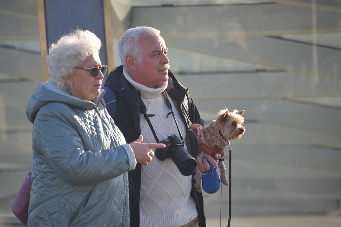 пожилые туристы 