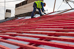 Почти 400 крыш домов обновлено в ДНР в 2025 году 