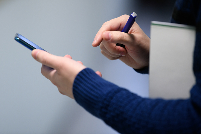 телефон в руке чат общение 