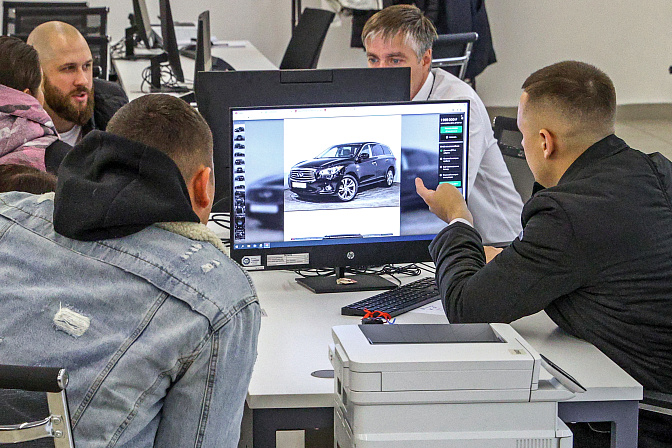 деловые люди бизнес менеджер автосалон 