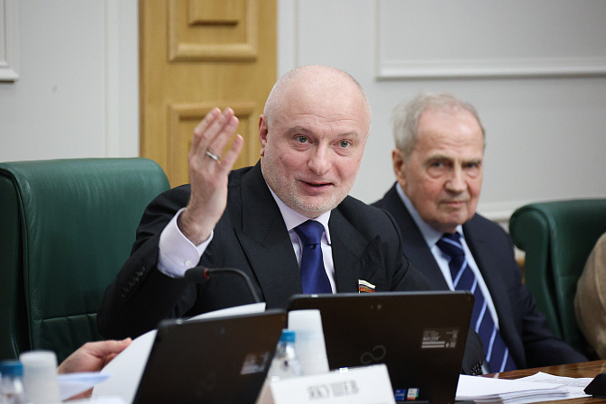 сенатор андрей клишас