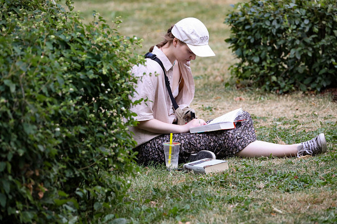 книги читать на природе девушка парк отдых прогулка