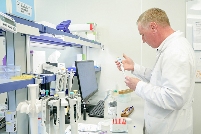 биотехнологии, лаборатория, биохимик, учёный