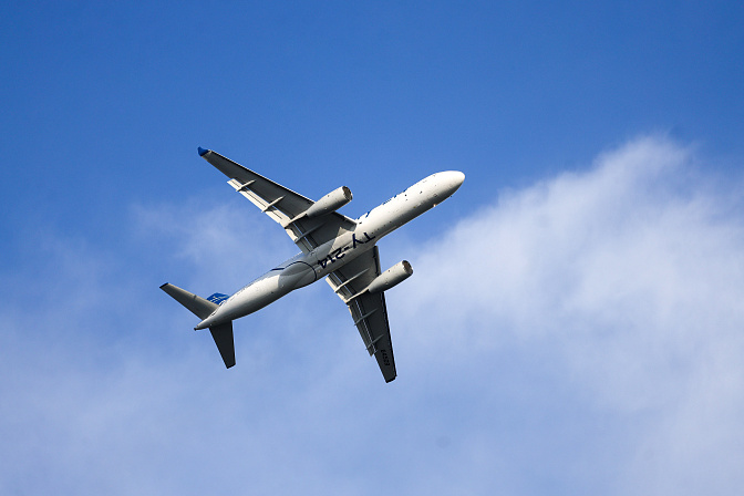 самолёт в небе ту-214