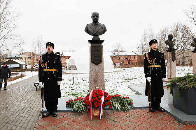 памятник адмиралу исакову 
