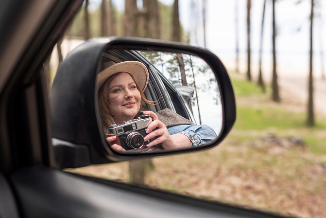 автотуризм девушка с фотоаппаратом