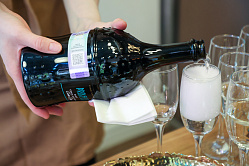 Главные атрибуты Нового года для россиян — шампанское и оливье