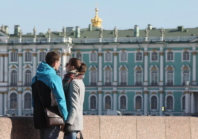 молодые люди влюблённые парочка прогулка по городу