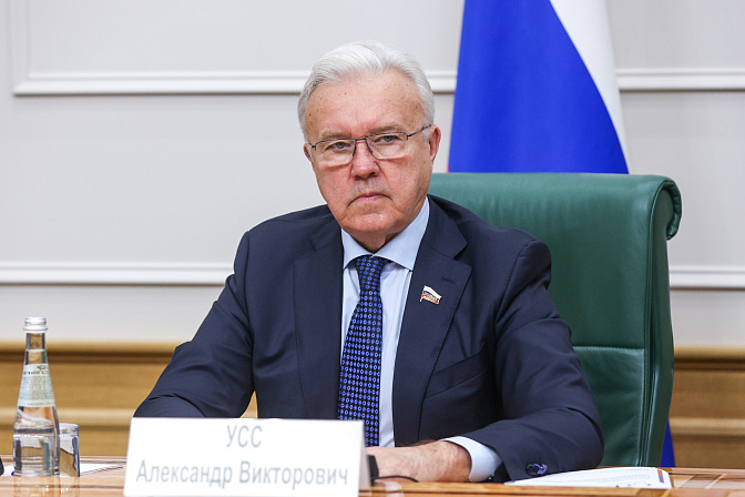 сенатор александр усс