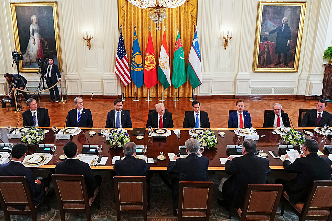 президент сша дональд трамп в белом доме встретился с президентами пяти стран  казахстана узбекистана кыргызстана таджикистана и туркменистана
