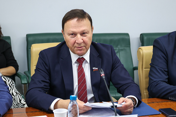 сенатор александр ролик