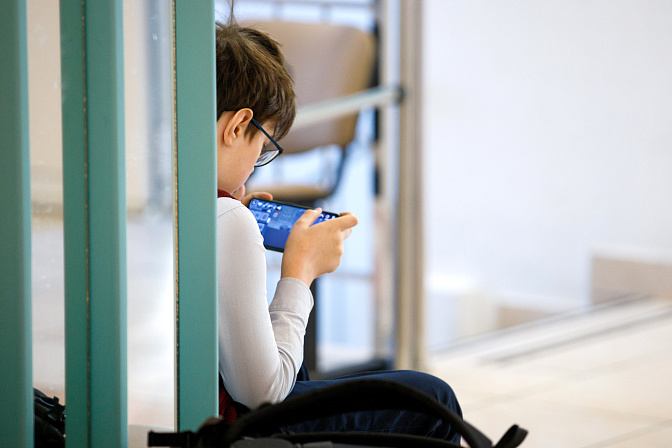 ученик студент гаджет телефон в руках 