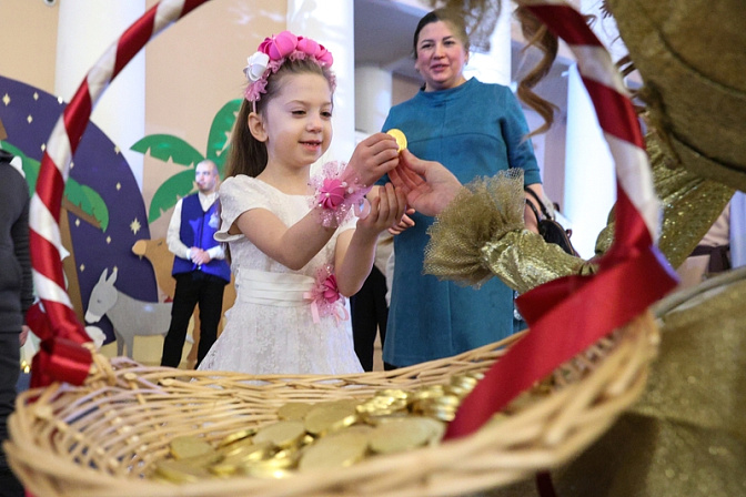 ребенок золотая монета мама дочь корзина