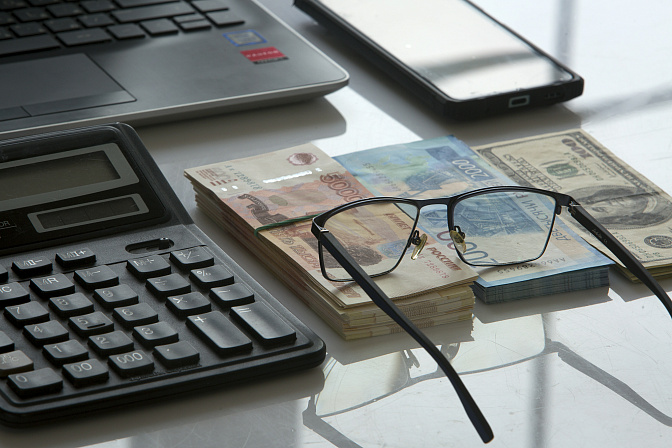 компьютер деньги телефон очки