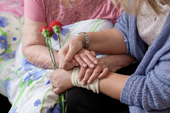 соцработник руки пожилой человек