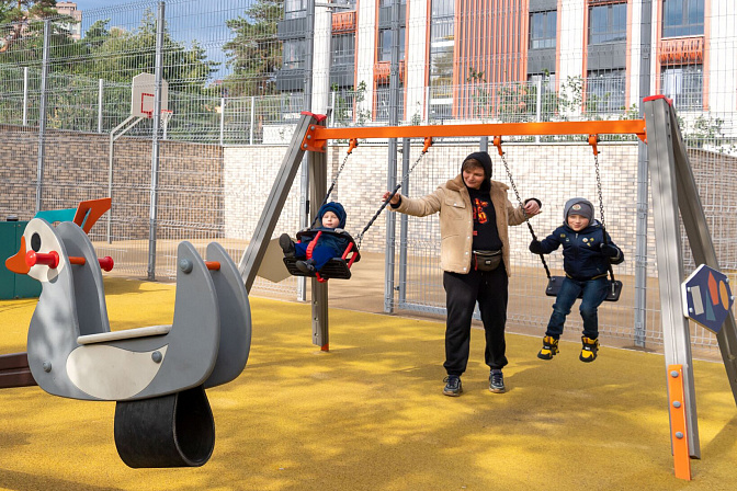 семья дети качели детская площадка