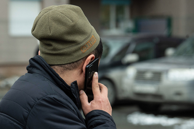 мигрант с телефоном 