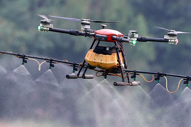 дрон распыляет удобрение агропром сельское 