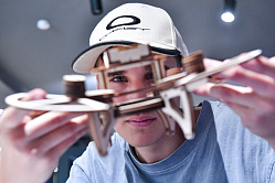 Школьников будут учить собирать дроны и управлять ими