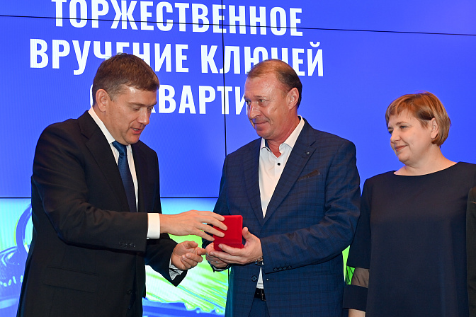 заместитель редседателя сф николай журавлёв вручил ключи от современных квартир участникам программы реновации в норильске