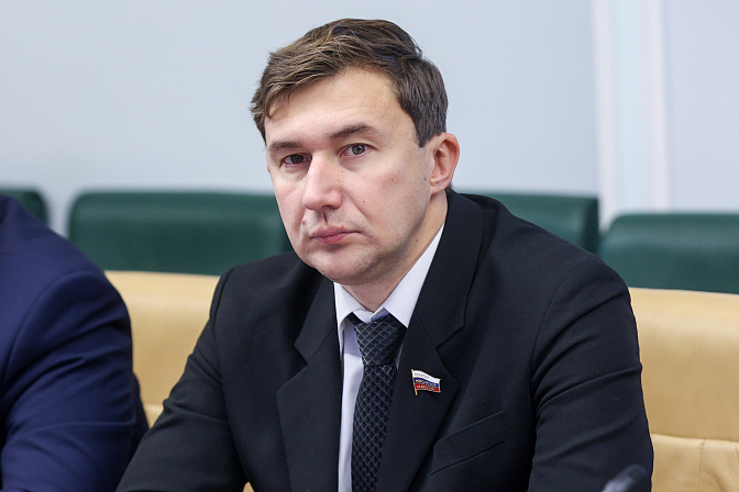 сенатор сергей карякин