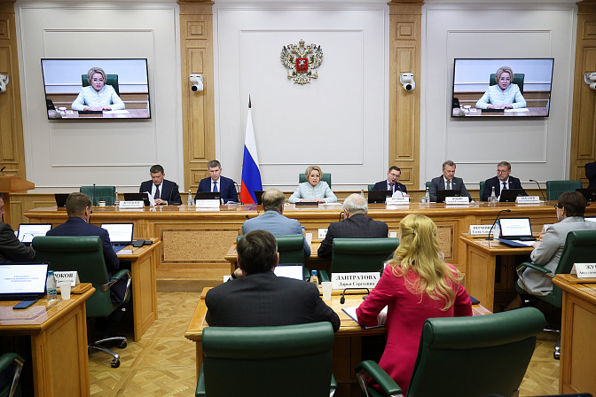 председатель сф валентина матвиенко в рамках открытого диалога с участием министра экономического развития рф максима решетникова