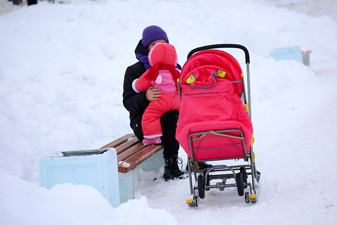 ребенок зима семья прогулка